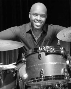 Ulysses Owens Jr.: มือกลอง นักเขียน และพิธีกรรายการวิทยุ 